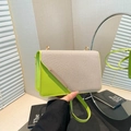 Bolso bandolera de lona beige y verde lima con solapa geométrica moderna - Verde