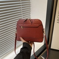 Bolso bandolera burdeos elegante con textura trenzada, cremallera doble y detalles oro - Rojo