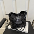 Bolso cubo de moda con lentejuelas negras, correas dobles y parche de marca - Negro