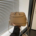 Bolso de hombro marrón con textura de cocodrilo y cremallera doble en tono dorado - Caqui