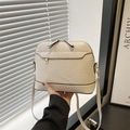 Bolso bandolera beige elegante con textura de serpiente y cremalleras doradas - Blanco