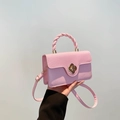 Borsa a tracolla in pelle rosa con manico intrecciato e chiusura a fiore dorato - Rosa