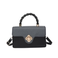Bolso chic bicolor con solapa gris texturizada y cierre de flor dorada elegante - Negro