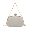 Elegante cremefarbene Abendtasche mit Steppmuster, goldener Kette und Strassverschluss - Weiß