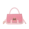Mini borsa in pelle rosa con patta a righe e logo M dorato su sfondo bianco pulito - Rosa
