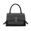 Minimalistische Handtasche mit Webklappe und goldener Schnalle auf weißem Hintergrund - Schwarz