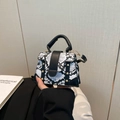 Schicke kleine quadratische Handtasche mit Schlangenmuster, Klappe und Goldnieten - Weiß