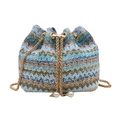 Bunte gewebte Stroh-Beuteltasche mit Goldkette und elegantem Perlen-Kordelzug - Bunt Blau