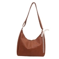Sac hobo en cuir souple marron avec ruban de dentelle blanche et fermeture éclair - Marron