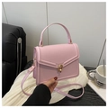 Detailaufnahme der rosa PU-Leder Handtasche mit goldenem Verschluss und feiner Naht - Rosa