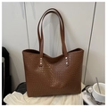 Detalle de bolso tote trenzado marrón oscuro con remaches metálicos y correa larga - Marrón Oscuro
