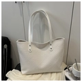 Detalle del bolso tote blanco de cuero sintético con textura de serpiente y remaches - Blanco