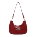 Sac croissant en cuir verni rouge avec boucle papillon argentée et bandoulière - Rouge