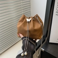 Braune Beuteltasche mit Krokoprägung, Schmetterlingsschnalle und Silberkette - Braun