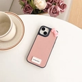 Detailansicht der rosa Lederhülle für das iPhone mit kleiner Schleife und Etikett - Rosa / iPhone XR