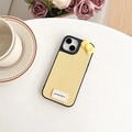 Detailansicht der gelben Lederhülle mit 3D-Schleife und gewebtem Goodluck-Etikett - Gelb / iPhone XR