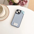 Nahaufnahme der hellblauen Leder-Handyhülle mit 3D-Schleife und Goodluck-Etikett - Hellblau / iPhone XR