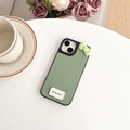 Detail der erbsengrünen Leder-iPhone-Hülle mit 3D-Schleife und strukturierter Oberfläche - Grün / iPhone XR