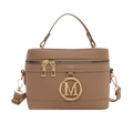 Vintage Umhängetasche in Karamelbraun mit goldfarbenem M-Anhänger und Tragegurt - Khaki