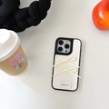 Detailansicht der cremeweißen Leder-iPhone-Hülle mit eleganten doppelten Bandschleifen - Weiß / iPhone XR