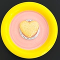 Dettaglio di un supporto per telefono a cuore glitterato con paillettes gialle su base - Stile Regalo Magnetico - Giallo / Giallo