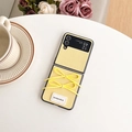 Detailansicht der gelben Lederhülle mit Schleifen für das Samsung Z Flip 6 - Gelb / ZFlip3