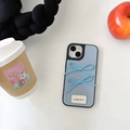 Detailansicht der hellblauen Leder-iPhone-Hülle mit zarten Schleifenakzenten - Hellblau / iPhone XR