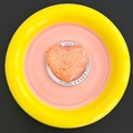 Dettaglio del supporto per telefono a cuore con glitter rosa su base bianca decorativa - Stile Regalo Magnetico - Arancione / Arancione