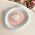 Détail macro d'assiette en céramique en forme d'ours avec accessoire de poisson dépoli - Poisson Blanc