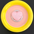Dettaglio macro di una bomba da bagno rosa a cuore con trama di cristallo e biglietto - Stile Regalo Magnetico - Rosa / Rosa