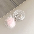 Gros plan d'un support de téléphone en fourrure rose avec anneau argenté sur fond en cuir - Support Transparent - Boule de Fourrure de Vison / Rose