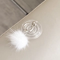 Vue macro d'un support de téléphone en fourrure de vison blanche avec fermoir argenté - Support Transparent - Boule de Fourrure de Vison / Blanc