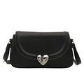 Borsa a tracolla nera minimalista con fibbia a cuore argento su sfondo bianco - Nero