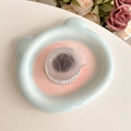 Vue macro d'un plateau en céramique en forme d'ours aux couleurs pastel Gift For You - Petit poisson noir