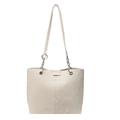 Grote beige tote tas voor dames met zilveren ketting schouderbanden en een klep - Broken Wit
