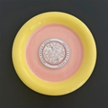 Detailopname van een ronde magnetische telefoonhouder met glitters en gegraveerde tekst - Rond / Zilver