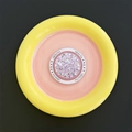 Detailweergave van ronde magnetische telefoonhouder met roze glitters en tekst - Rond / Paars