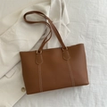 Bolso tote minimalista marrón caramelo con costuras en contraste y correas delgadas - Tostado