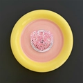 Sprankelende hartvormige magnetische telefoongreep met roze lovertjes op een geel bord - Hart / Roze