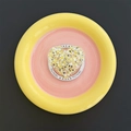 Detailweergave van een hartvormige glitter telefoonhouder op een decoratief bord. - Hart / Geel