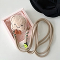 Detail van pluche toast hanger met kaki gevlochten koord in roze geschenkdoosje - Pluche toast (met gevlochten touw) / Khaki