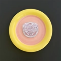 Detail van de hartvormige magnetische telefoonhouder met roze pailletten op bord. - Hart / Paars