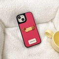 Dettaglio custodia iPhone in pelle rosa con ricamo bassotto ed etichetta Goodluck - Rosa Rosso