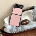 Primer plano de funda de cuero lichi rosa para móvil plegable sobre un bolso de moda - Rosa / Samsung ZFlip3