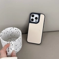 Nahaufnahme der Premium-Lederhülle für iPhone 16 Pro Max mit eleganter Lychee-Struktur - iPhone 13PRO / Cremeweiß