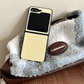 Detalle de la textura de cuero lichi en una funda amarilla para móvil plegable - Amarillo / Samsung ZFlip3