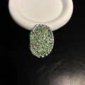 Dettaglio macro del supporto ovale glitterato per cellulare con cornice d'argento - Stile Ovale Glitter Verde (N. 11)