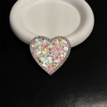Primo piano del supporto per telefono a cuore con glitter e strass su pelle nera di lusso - Paillettes a Cuore Rosa Giallo Blu Viola (N. 1)