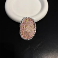 Dettaglio macro del supporto per telefono ovale con paillettes rosa e bordo in metallo - Stile Ovale Colorato Oro Rosa (N. 12)