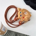 Dettaglio della borsa di peluche a biscotto con tessuto testurizzato e tracolla intrecciata - Corda Intrecciata - Portafoglio Biscotto in Peluche (con Clip Posteriore) / Marrone Scuro